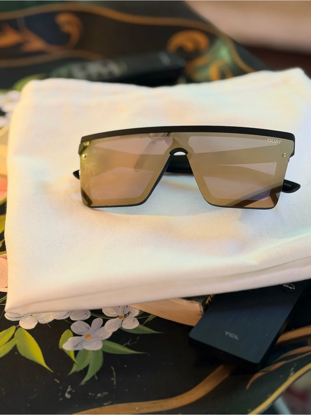 QUAY HINDSIGHT Oversized Shield Sunglasses